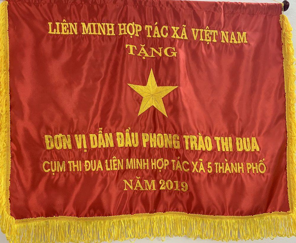 Nhận Cờ thi đua của Liên minh Hợp tác xã Việt Nam