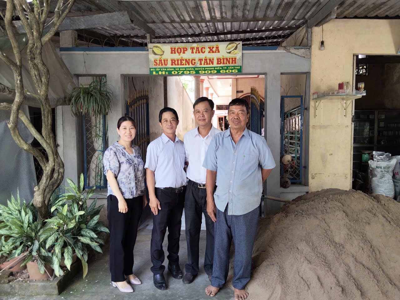 Đoàn công tác Uỷ ban kiểm tra – Liên minh Hợp tác xã thành phố đến thăm và làm việc với các HTX thuộc xã Phong Điền