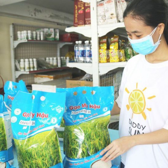 Gạo sạch của HTX My Hậu được bày bán tại cửa hàng của HTX Thuận Tiến trên địa bàn quận Ninh Kiều